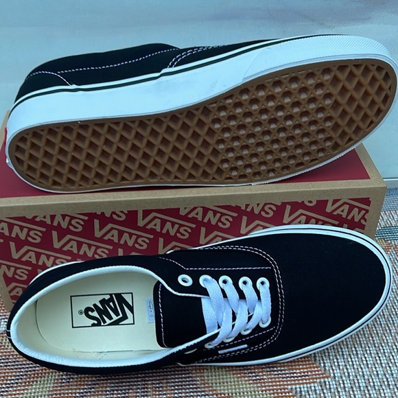 Vans Men’s Era Black
VN000EWZBLK
Sneakers - Picture 11 of 16